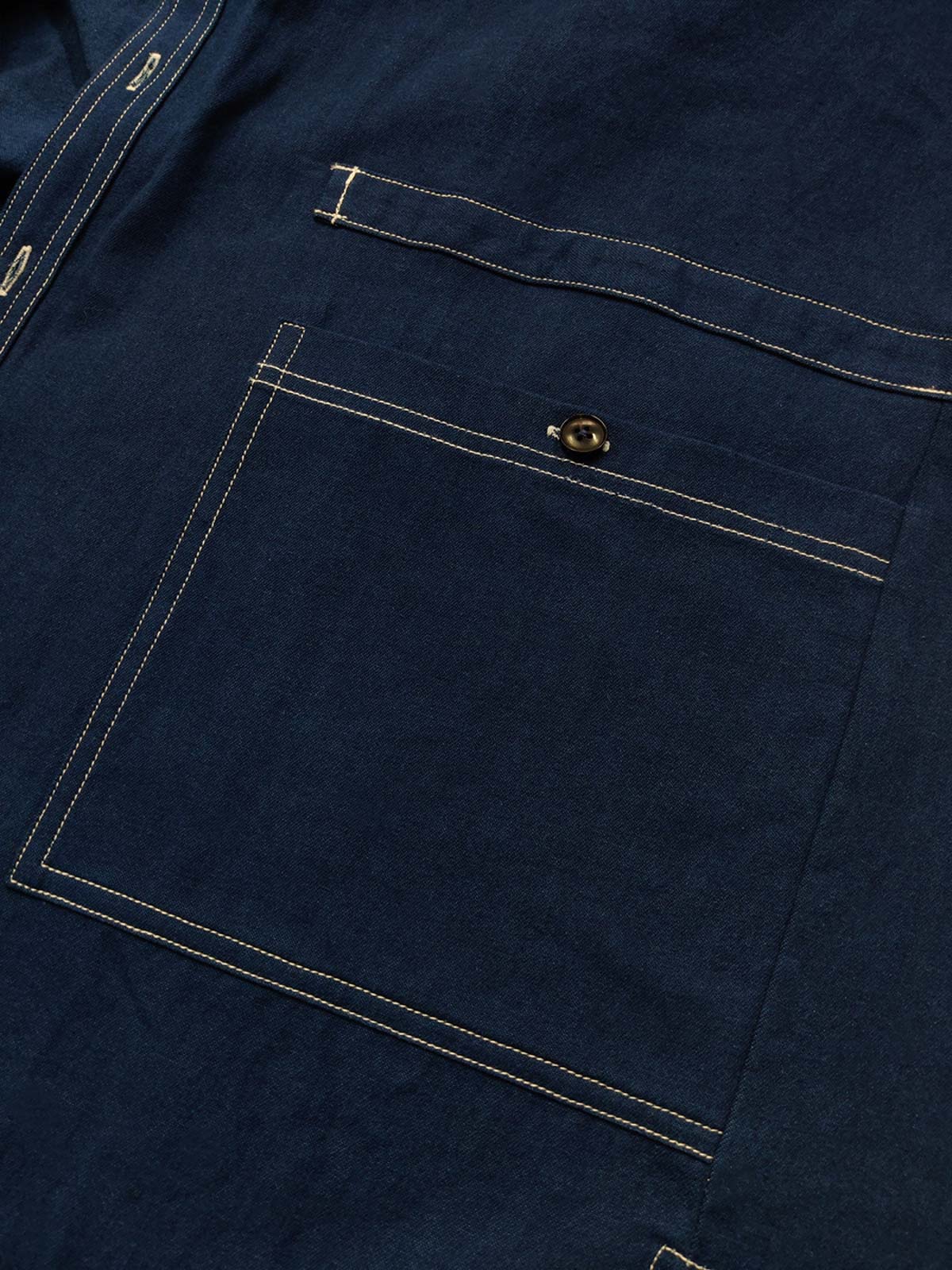 ホワイトステッチとパッチポケット ディテール