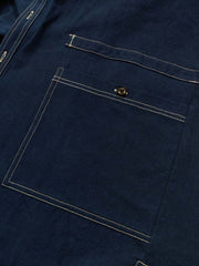 ホワイトステッチとパッチポケット ディテール