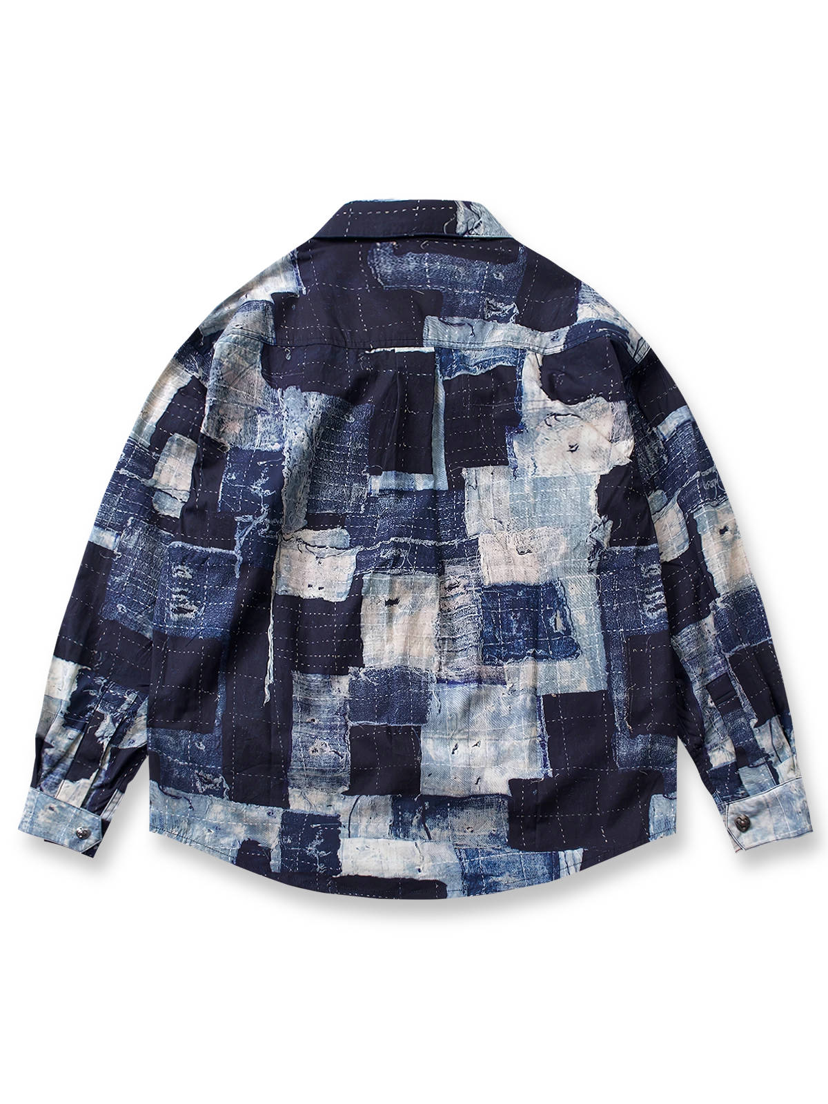 製品画像:
このパッチワーク風長袖シャツは、ネイビーとホワイトの色落ち風ブロック模様が特徴で、ヴィンテージ感溢れるデザイン。100%コットン素材を使用しており、カジュアルスタイルにも合わせやすいルーズフィットの一枚。
詳細画像:
パッチワーク風デザインのディテール画像。ネイビーとホワイトの植物染めを施した色落ち風ブロック模様が際立ち、シャツ全体に独自のヴィンテージ感を持たせている。