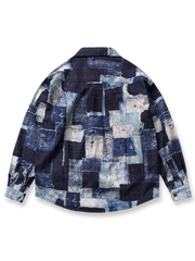 製品画像:
このパッチワーク風長袖シャツは、ネイビーとホワイトの色落ち風ブロック模様が特徴で、ヴィンテージ感溢れるデザイン。100%コットン素材を使用しており、カジュアルスタイルにも合わせやすいルーズフィットの一枚。
詳細画像:
パッチワーク風デザインのディテール画像。ネイビーとホワイトの植物染めを施した色落ち風ブロック模様が際立ち、シャツ全体に独自のヴィンテージ感を持たせている。