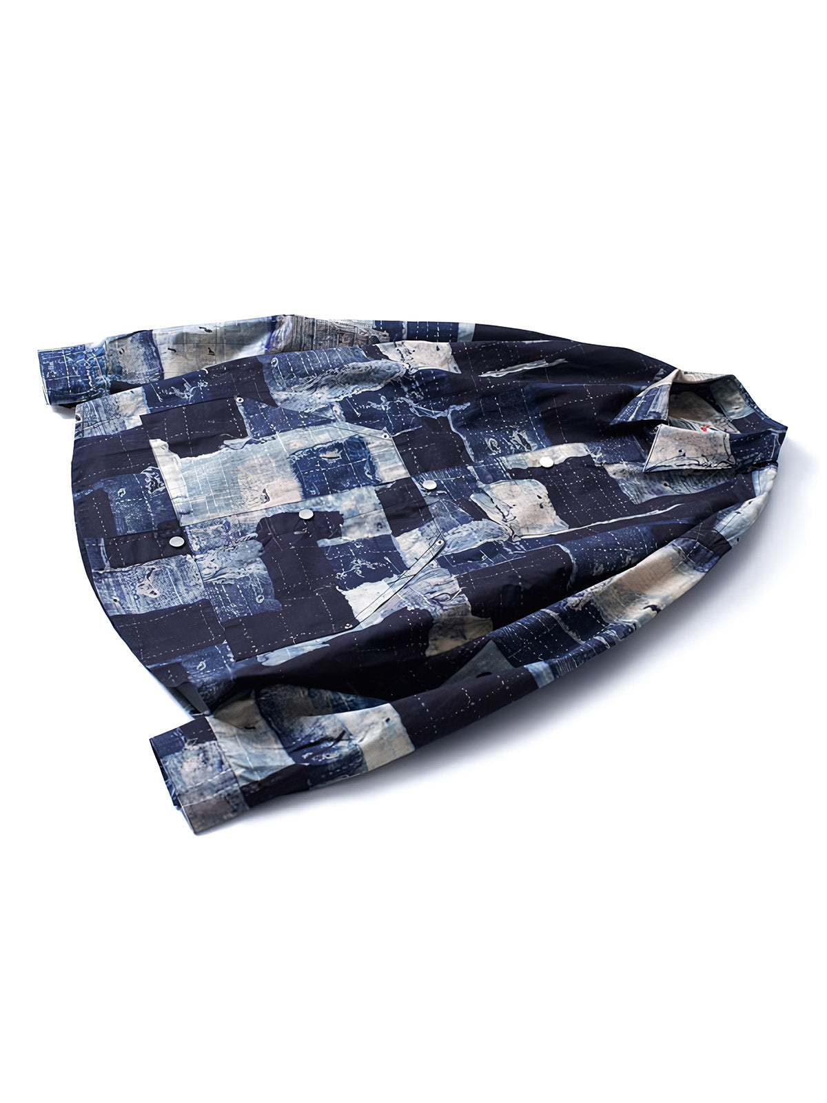 製品画像:
このパッチワーク風長袖シャツは、ネイビーとホワイトの色落ち風ブロック模様が特徴で、ヴィンテージ感溢れるデザイン。100%コットン素材を使用しており、カジュアルスタイルにも合わせやすいルーズフィットの一枚。
詳細画像:
パッチワーク風デザインのディテール画像。ネイビーとホワイトの植物染めを施した色落ち風ブロック模様が際立ち、シャツ全体に独自のヴィンテージ感を持たせている。