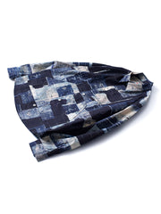 製品画像:
このパッチワーク風長袖シャツは、ネイビーとホワイトの色落ち風ブロック模様が特徴で、ヴィンテージ感溢れるデザイン。100%コットン素材を使用しており、カジュアルスタイルにも合わせやすいルーズフィットの一枚。
詳細画像:
パッチワーク風デザインのディテール画像。ネイビーとホワイトの植物染めを施した色落ち風ブロック模様が際立ち、シャツ全体に独自のヴィンテージ感を持たせている。