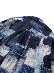 製品画像:
このパッチワーク風長袖シャツは、ネイビーとホワイトの色落ち風ブロック模様が特徴で、ヴィンテージ感溢れるデザイン。100%コットン素材を使用しており、カジュアルスタイルにも合わせやすいルーズフィットの一枚。
詳細画像:
パッチワーク風デザインのディテール画像。ネイビーとホワイトの植物染めを施した色落ち風ブロック模様が際立ち、シャツ全体に独自のヴィンテージ感を持たせている。