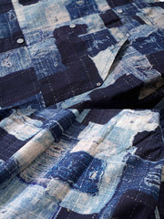 製品画像:
このパッチワーク風長袖シャツは、ネイビーとホワイトの色落ち風ブロック模様が特徴で、ヴィンテージ感溢れるデザイン。100%コットン素材を使用しており、カジュアルスタイルにも合わせやすいルーズフィットの一枚。
詳細画像:
パッチワーク風デザインのディテール画像。ネイビーとホワイトの植物染めを施した色落ち風ブロック模様が際立ち、シャツ全体に独自のヴィンテージ感を持たせている。