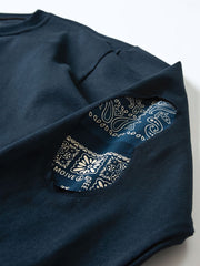 肘と胴部のペイズリー柄パッチワークのディテール