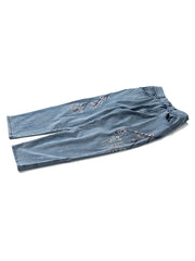 ウォッシュ加工と梅刺繍のディテールクローズアップ