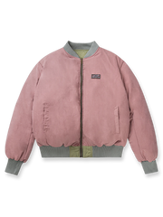 製品画像:ヴィンテージ風リバーシブルミリタリーフライトジャケットの正面展示。ミリタリースタイルに最適なリバーシブルデザインのジャケット。
詳細画像:刺繍ディテールと多機能ポケット、ジッパーのクローズアップ。保温性とデザイン性を両立するディテール。