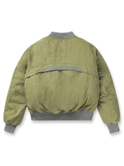 製品画像:ヴィンテージ風リバーシブルミリタリーフライトジャケットの正面展示。ミリタリースタイルに最適なリバーシブルデザインのジャケット。
詳細画像:刺繍ディテールと多機能ポケット、ジッパーのクローズアップ。保温性とデザイン性を両立するディテール。