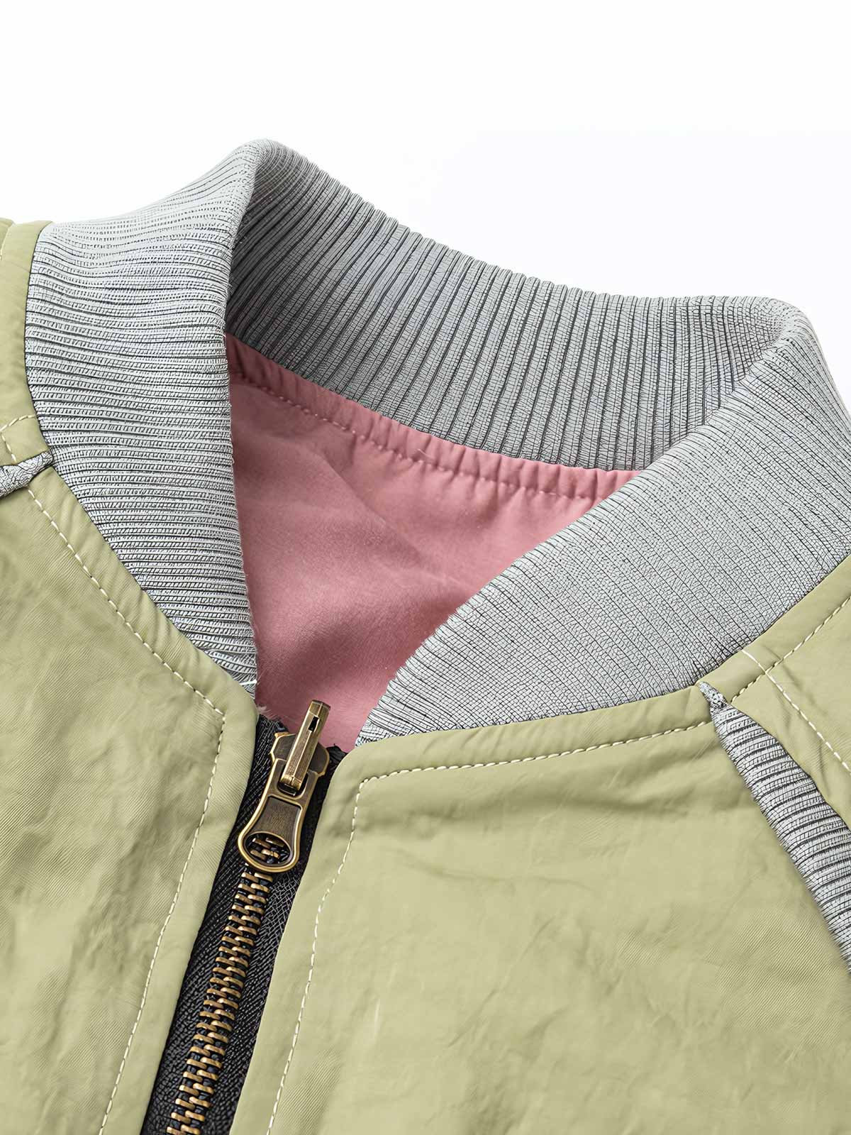 製品画像:ヴィンテージ風リバーシブルミリタリーフライトジャケットの正面展示。ミリタリースタイルに最適なリバーシブルデザインのジャケット。
詳細画像:刺繍ディテールと多機能ポケット、ジッパーのクローズアップ。保温性とデザイン性を両立するディテール。