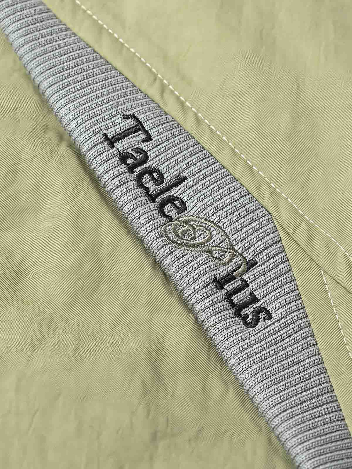製品画像:ヴィンテージ風リバーシブルミリタリーフライトジャケットの正面展示。ミリタリースタイルに最適なリバーシブルデザインのジャケット。
詳細画像:刺繍ディテールと多機能ポケット、ジッパーのクローズアップ。保温性とデザイン性を両立するディテール。