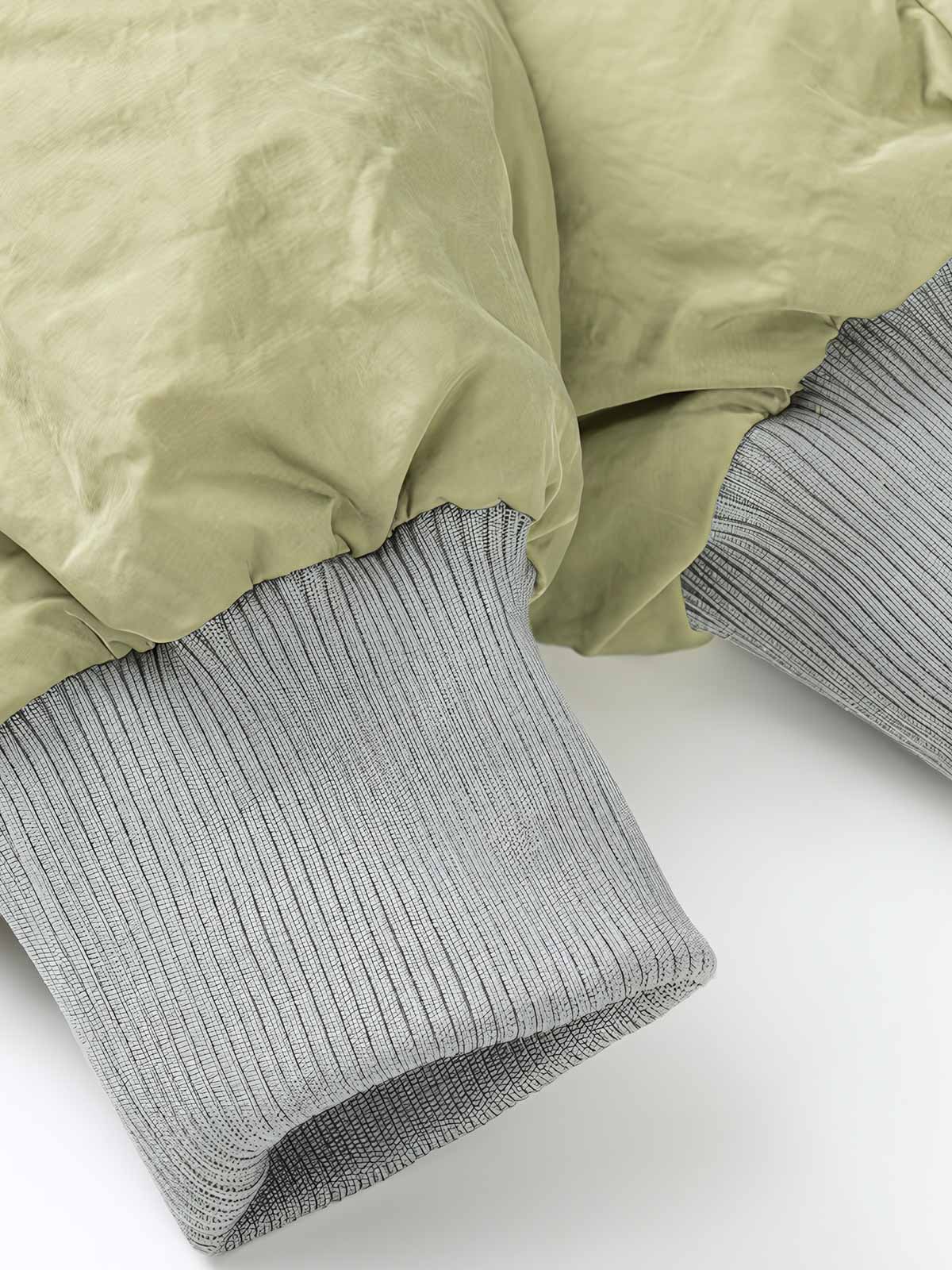 製品画像:ヴィンテージ風リバーシブルミリタリーフライトジャケットの正面展示。ミリタリースタイルに最適なリバーシブルデザインのジャケット。
詳細画像:刺繍ディテールと多機能ポケット、ジッパーのクローズアップ。保温性とデザイン性を両立するディテール。