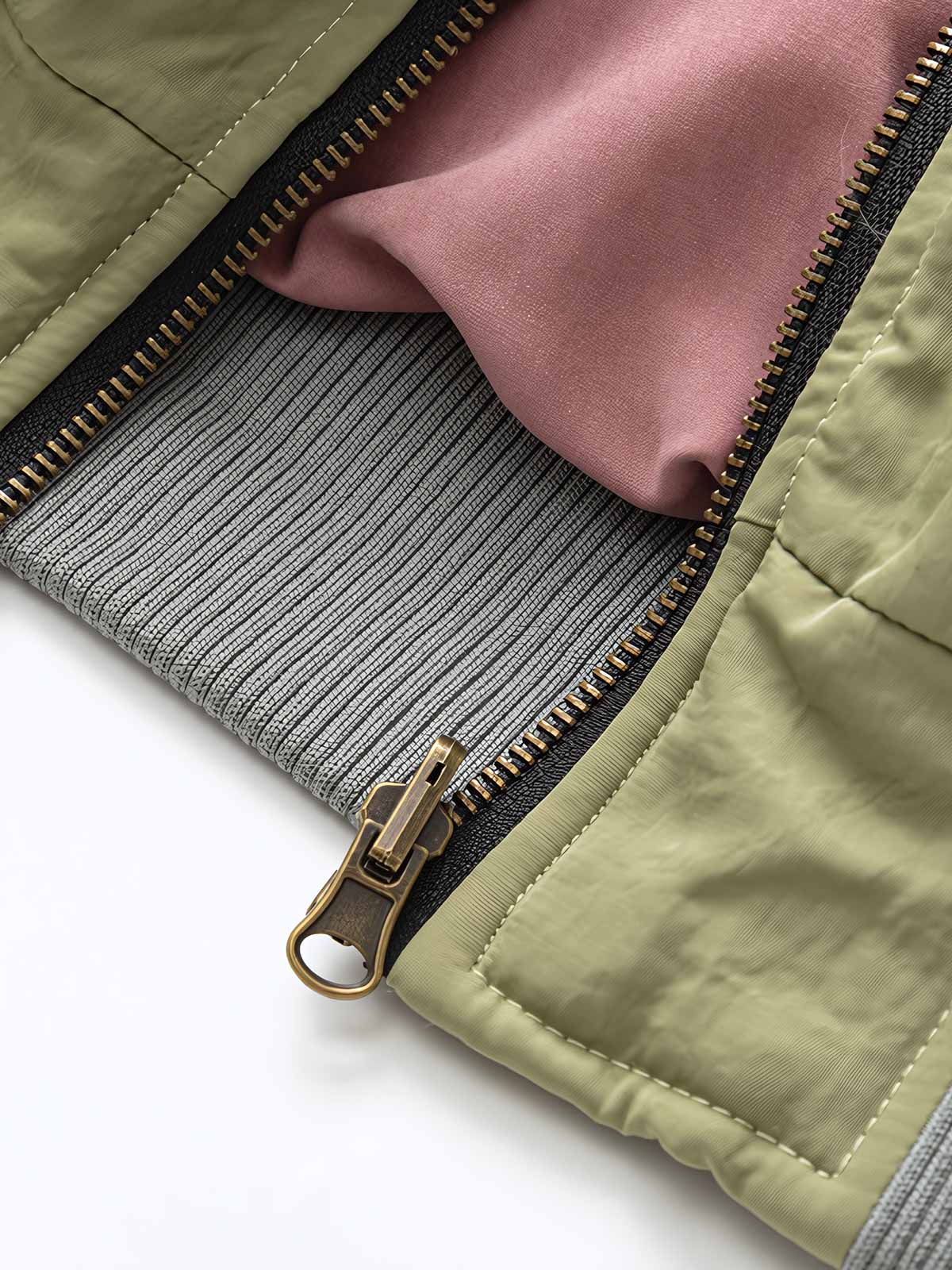 製品画像:ヴィンテージ風リバーシブルミリタリーフライトジャケットの正面展示。ミリタリースタイルに最適なリバーシブルデザインのジャケット。
詳細画像:刺繍ディテールと多機能ポケット、ジッパーのクローズアップ。保温性とデザイン性を両立するディテール。