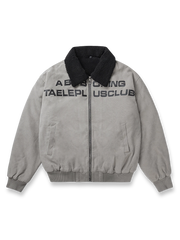 製品画像:フェイクボア襟付き取り外し可能なワークコートの正面展示。ヴィンテージワークスタイルのコート。
詳細画像:取り外し可能なフェイクボア襟とジッパーのディテール。デザインと実用性を兼ね備えたディテール。