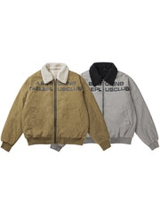 製品画像:フェイクボア襟付き取り外し可能なワークコートの正面展示。ヴィンテージワークスタイルのコート。
詳細画像:取り外し可能なフェイクボア襟とジッパーのディテール。デザインと実用性を兼ね備えたディテール。