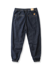 製品画像: リラックスシルエットのテーパードジョガーデニムパンツの全体ビュー
詳細画像: ウエスト部分のドローコードと裾リブデザインのディテール