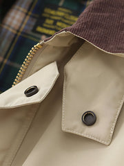 製品画像: "ヴィンテージコーデュロイ襟オイルドハンティングジャケットの正面ビュー、防風・防水のクラシックデザイン"
詳細画像: "コーデュロイ襟とYKKダブルジッパーのディテール特写、耐久性のあるオイルド加工"