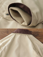 製品画像: "ヴィンテージコーデュロイ襟オイルドハンティングジャケットの正面ビュー、防風・防水のクラシックデザイン"
詳細画像: "コーデュロイ襟とYKKダブルジッパーのディテール特写、耐久性のあるオイルド加工"