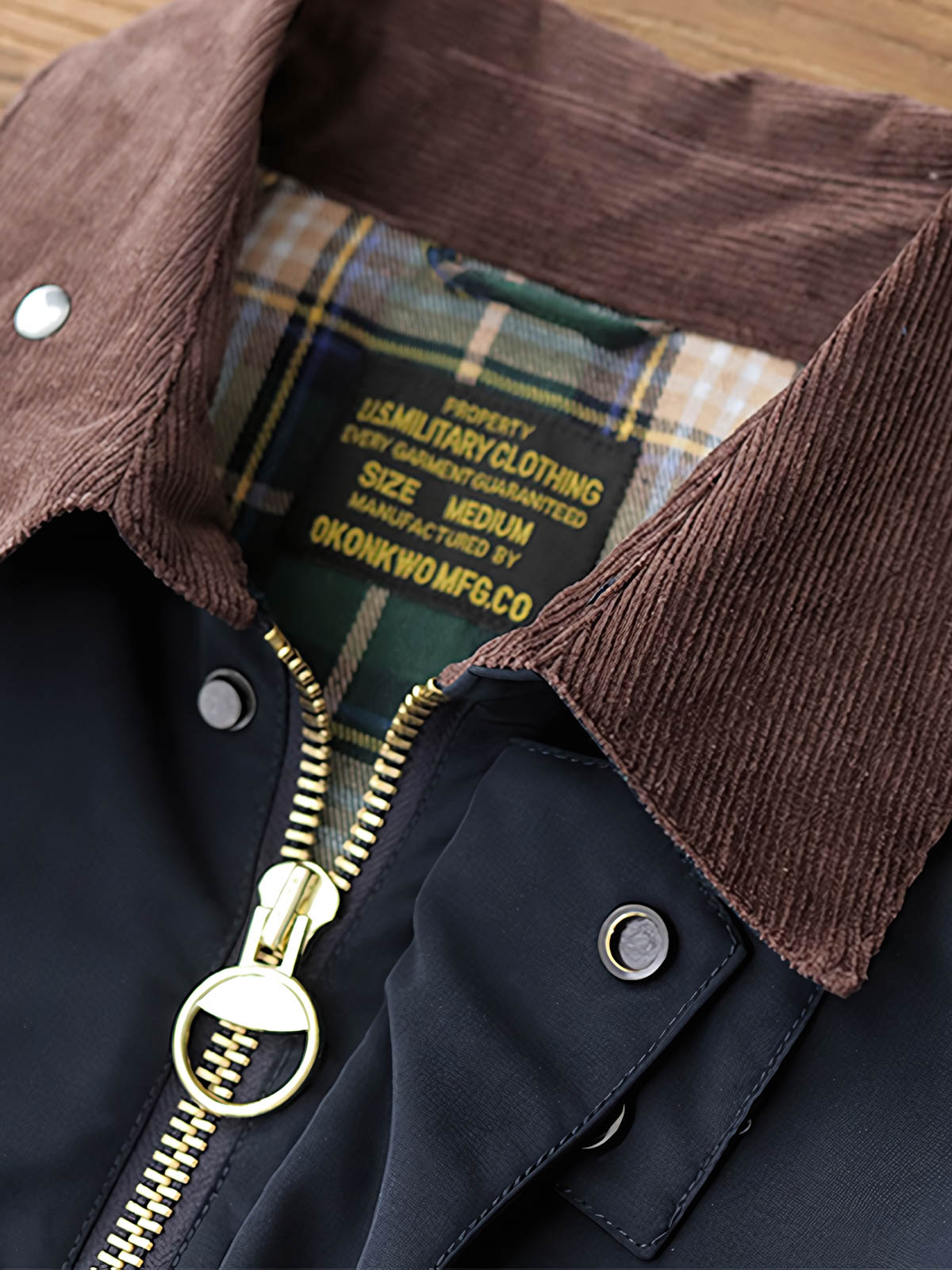 製品画像: "ヴィンテージコーデュロイ襟オイルドハンティングジャケットの正面ビュー、防風・防水のクラシックデザイン"
詳細画像: "コーデュロイ襟とYKKダブルジッパーのディテール特写、耐久性のあるオイルド加工"