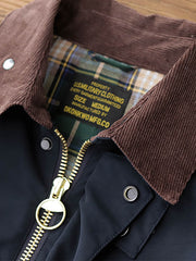 製品画像: "ヴィンテージコーデュロイ襟オイルドハンティングジャケットの正面ビュー、防風・防水のクラシックデザイン"
詳細画像: "コーデュロイ襟とYKKダブルジッパーのディテール特写、耐久性のあるオイルド加工"