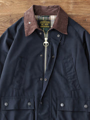 製品画像: "ヴィンテージコーデュロイ襟オイルドハンティングジャケットの正面ビュー、防風・防水のクラシックデザイン"
詳細画像: "コーデュロイ襟とYKKダブルジッパーのディテール特写、耐久性のあるオイルド加工"