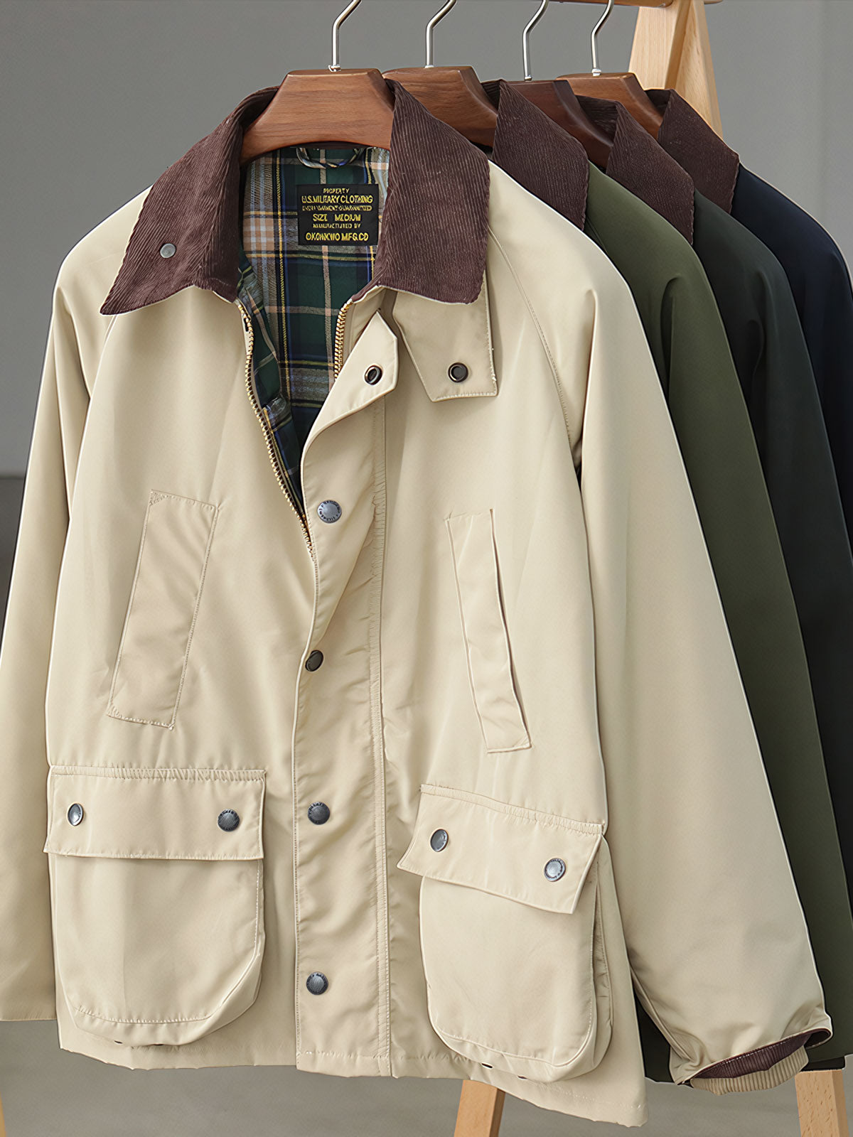 製品画像: "ヴィンテージコーデュロイ襟オイルドハンティングジャケットの正面ビュー、防風・防水のクラシックデザイン"
詳細画像: "コーデュロイ襟とYKKダブルジッパーのディテール特写、耐久性のあるオイルド加工"