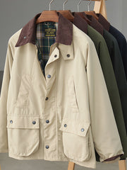 製品画像: "ヴィンテージコーデュロイ襟オイルドハンティングジャケットの正面ビュー、防風・防水のクラシックデザイン"
詳細画像: "コーデュロイ襟とYKKダブルジッパーのディテール特写、耐久性のあるオイルド加工"