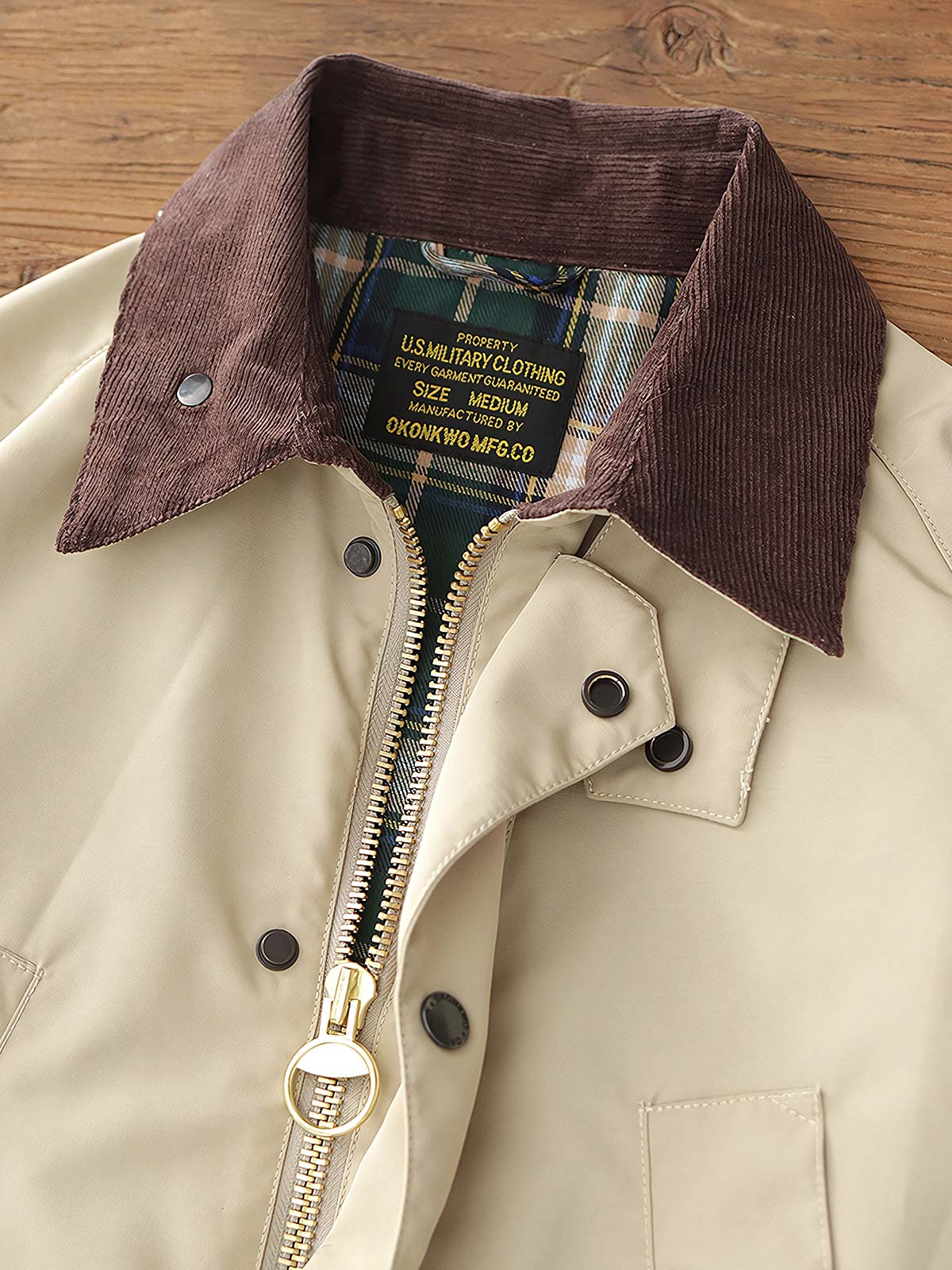 製品画像: "ヴィンテージコーデュロイ襟オイルドハンティングジャケットの正面ビュー、防風・防水のクラシックデザイン"
詳細画像: "コーデュロイ襟とYKKダブルジッパーのディテール特写、耐久性のあるオイルド加工"