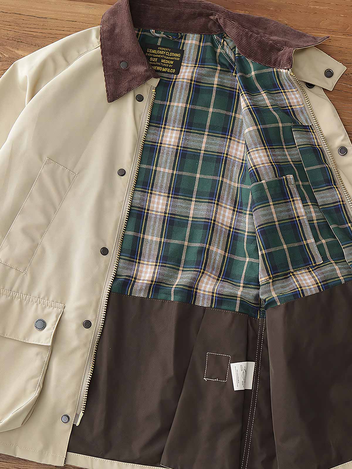 製品画像: "ヴィンテージコーデュロイ襟オイルドハンティングジャケットの正面ビュー、防風・防水のクラシックデザイン"
詳細画像: "コーデュロイ襟とYKKダブルジッパーのディテール特写、耐久性のあるオイルド加工"