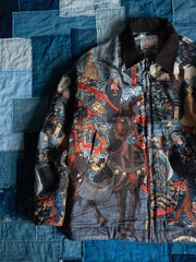 製品画像: "三国関羽プリント中綿ジャケットの正面ビュー、東洋ヴィンテージスタイルを強調したデザイン"
詳細画像: "三国関羽のテーマプリントのディテールと高品質コットン素材の特写、独特なデザイン"