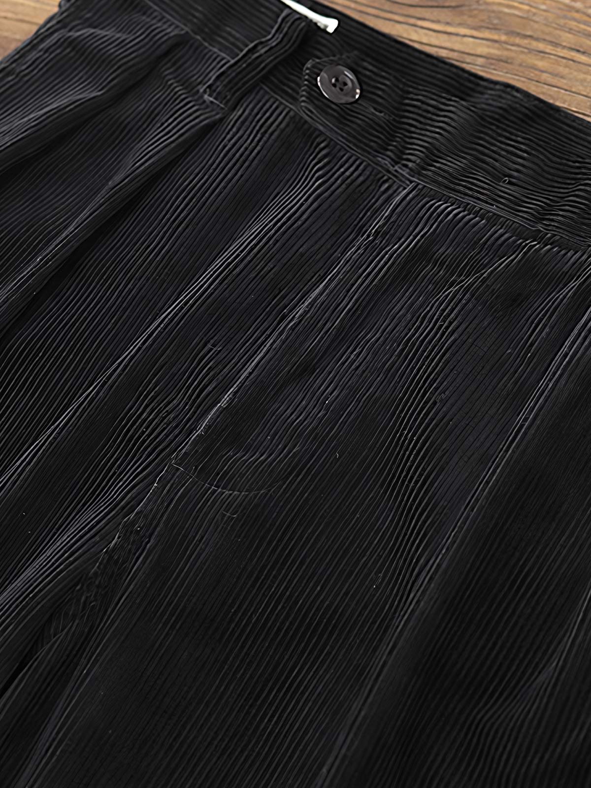 製品画像: "ヴィンテージコーデュロイパンツの正面ビュー、ウォッシュ加工で独特の風合いを持つデザイン"
詳細画像: "コーデュロイの割経起毛とウエストの風紀ボタンデザインの詳細、ヴィンテージ感を演出"