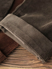 製品画像: "ヴィンテージコーデュロイパンツの正面ビュー、ウォッシュ加工で独特の風合いを持つデザイン"
詳細画像: "コーデュロイの割経起毛とウエストの風紀ボタンデザインの詳細、ヴィンテージ感を演出"