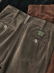 製品画像: "ヴィンテージコーデュロイパンツの正面ビュー、ウォッシュ加工で独特の風合いを持つデザイン"
詳細画像: "コーデュロイの割経起毛とウエストの風紀ボタンデザインの詳細、ヴィンテージ感を演出"