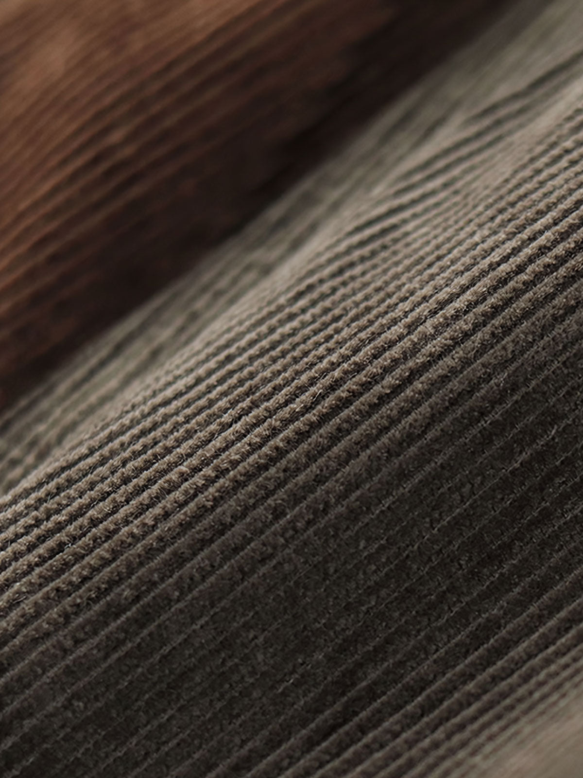 製品画像: "ヴィンテージコーデュロイパンツの正面ビュー、ウォッシュ加工で独特の風合いを持つデザイン"
詳細画像: "コーデュロイの割経起毛とウエストの風紀ボタンデザインの詳細、ヴィンテージ感を演出"