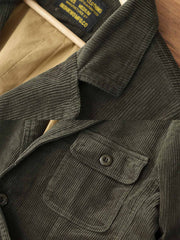 製品画像: "ヘビーコーデュロイレトロブレザージャケットの正面ビュー、アメカジ風のデザイン"
詳細画像: "三つのポケットデザインとコーデュロイのディテール、ウォッシュ加工の風合い"