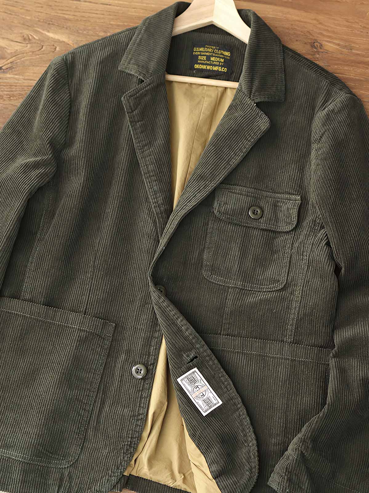 製品画像: "ヘビーコーデュロイレトロブレザージャケットの正面ビュー、アメカジ風のデザイン"
詳細画像: "三つのポケットデザインとコーデュロイのディテール、ウォッシュ加工の風合い"