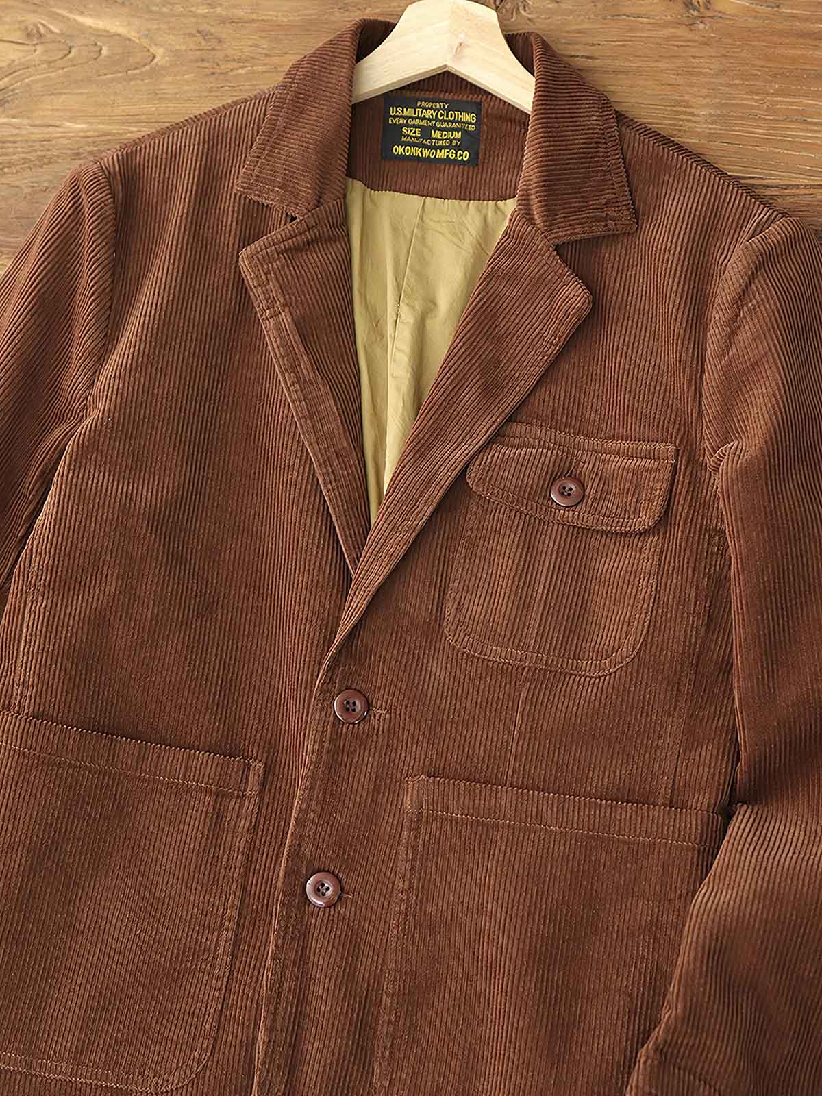 製品画像: "ヘビーコーデュロイレトロブレザージャケットの正面ビュー、アメカジ風のデザイン"
詳細画像: "三つのポケットデザインとコーデュロイのディテール、ウォッシュ加工の風合い"