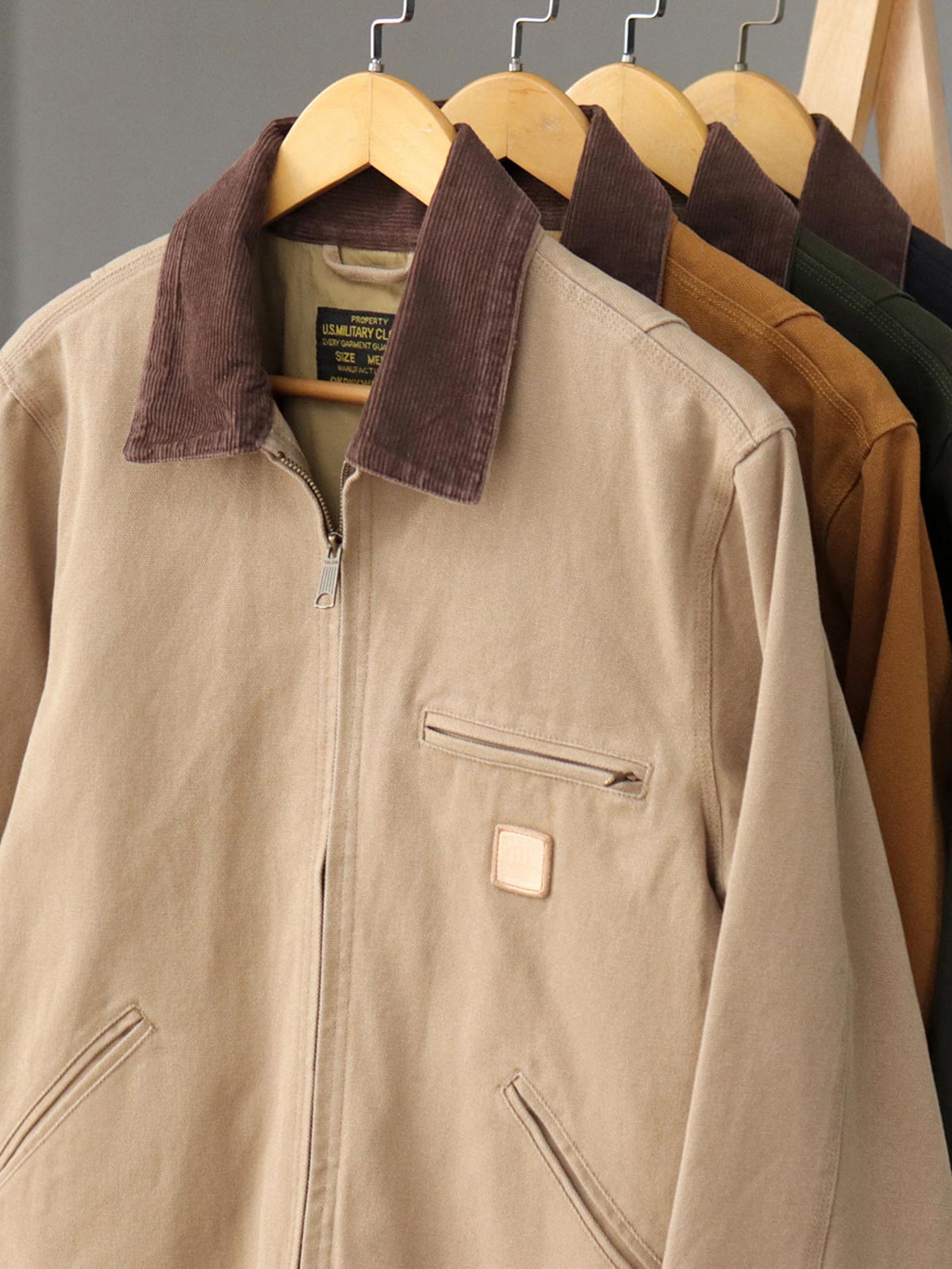 製品画像: "コーデュロイ襟付きハンティングデトロイトキャンバスジャケットの正面ビュー、クラシックなワークスタイル"
詳細画像: "コーデュロイ襟とTalonジッパーのディテール特写、ヴィンテージ感のあるデザイン"