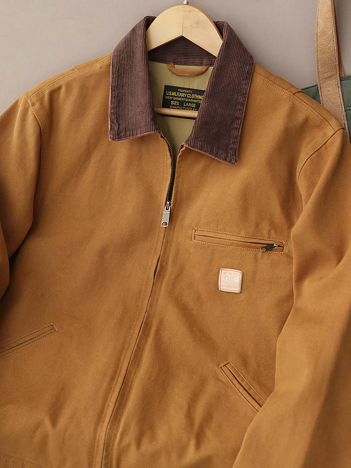 製品画像: "コーデュロイ襟付きハンティングデトロイトキャンバスジャケットの正面ビュー、クラシックなワークスタイル"
詳細画像: "コーデュロイ襟とTalonジッパーのディテール特写、ヴィンテージ感のあるデザイン"