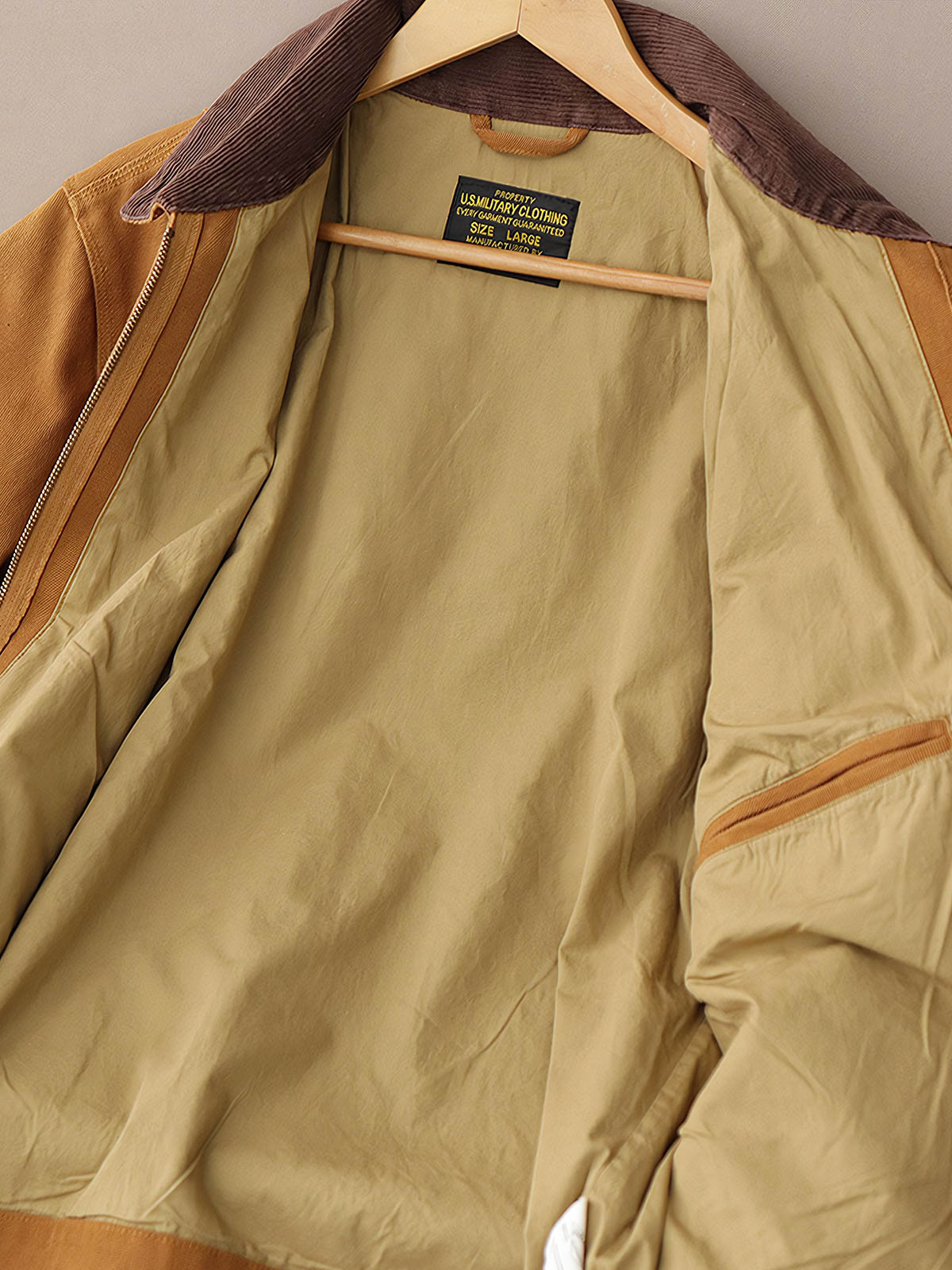 製品画像: "コーデュロイ襟付きハンティングデトロイトキャンバスジャケットの正面ビュー、クラシックなワークスタイル"
詳細画像: "コーデュロイ襟とTalonジッパーのディテール特写、ヴィンテージ感のあるデザイン"