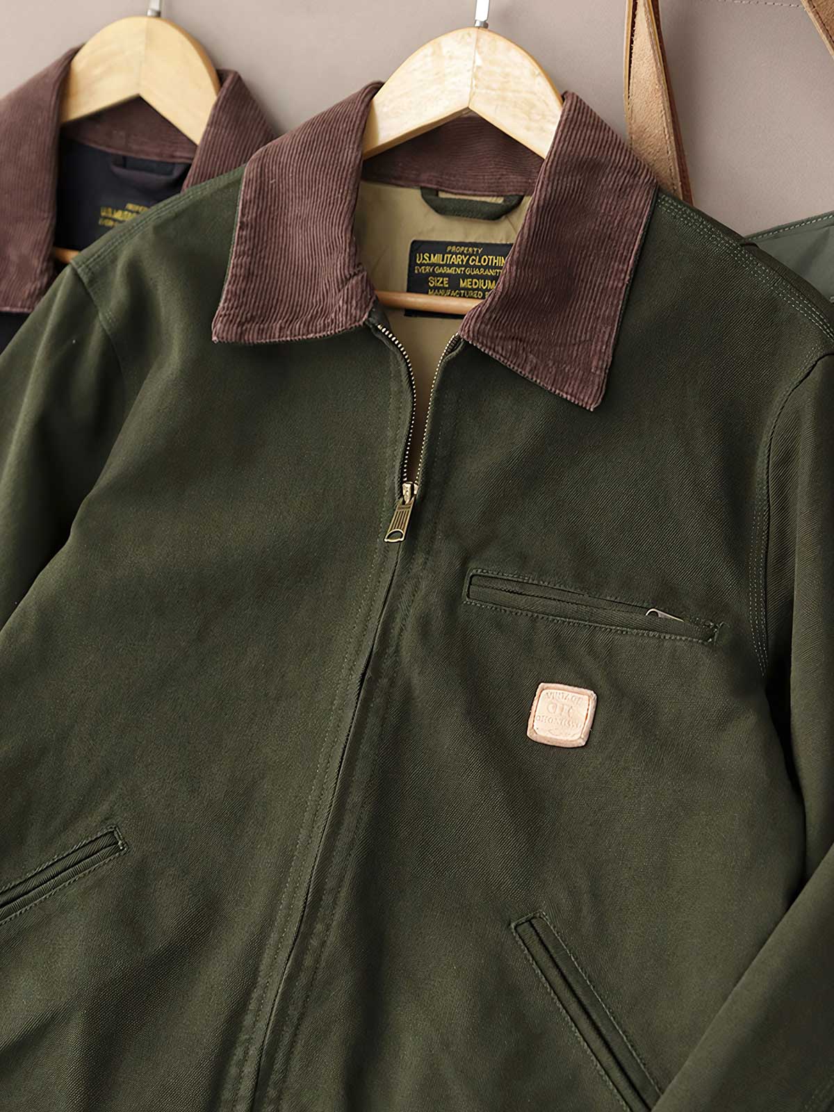 製品画像: "コーデュロイ襟付きハンティングデトロイトキャンバスジャケットの正面ビュー、クラシックなワークスタイル"
詳細画像: "コーデュロイ襟とTalonジッパーのディテール特写、ヴィンテージ感のあるデザイン"