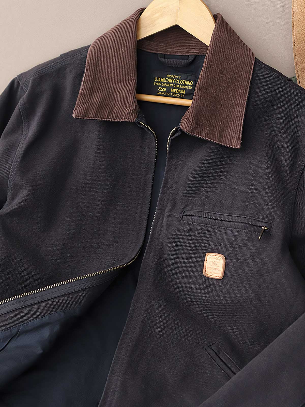 製品画像: "コーデュロイ襟付きハンティングデトロイトキャンバスジャケットの正面ビュー、クラシックなワークスタイル"
詳細画像: "コーデュロイ襟とTalonジッパーのディテール特写、ヴィンテージ感のあるデザイン"