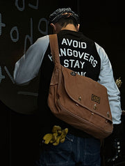 詳細画像: TALONチェーンジッパーと配色デザインのディテール、ヴィンテージ感
モデル画像: モデル着用 ヴィンテージ レーシング風 ハーフジップスウェット 全身、日常カジュアルスタイル