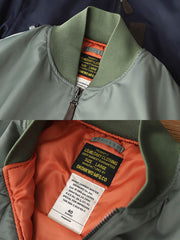 製品画像: MA-1 撥水性 厚手 フライトジャケット 正面、レトロなデザインと実用性
詳細画像: TALON No.10ジッパーとシグネチャースリーブポケットのディテール、耐久性と高級感