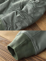 製品画像: MA-1 撥水性 厚手 フライトジャケット 正面、レトロなデザインと実用性
詳細画像: TALON No.10ジッパーとシグネチャースリーブポケットのディテール、耐久性と高級感