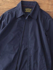 製品画像: クラシックBayportデザイン ハリントンジャケット 正面、シンプルで上品なスタイル
詳細画像: TALONジッパーと防風リブのディテール、エレガントなデザイン