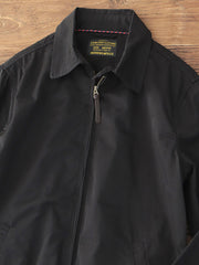 製品画像: クラシックBayportデザイン ハリントンジャケット 正面、シンプルで上品なスタイル
詳細画像: TALONジッパーと防風リブのディテール、エレガントなデザイン