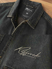 製品画像: アメリカンレトロ風 ルーズフィット ウォッシュ加工デニムワークジャケット 正面、ヴィンテージ感のあるデザイン
詳細画像: 背面の刺繍と銅色ボタンのディテール、クラシックなアクセント