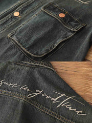 製品画像: アメリカンレトロ風 ルーズフィット ウォッシュ加工デニムワークジャケット 正面、ヴィンテージ感のあるデザイン
詳細画像: 背面の刺繍と銅色ボタンのディテール、クラシックなアクセント