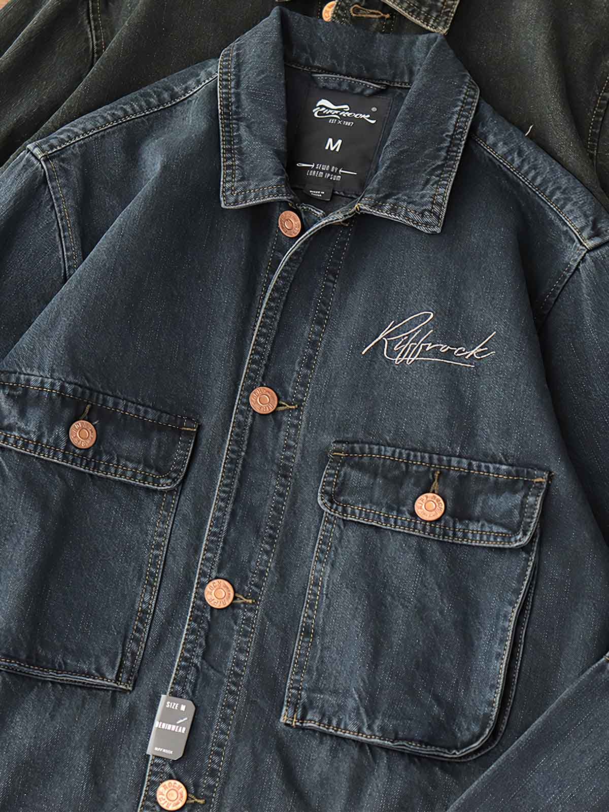 製品画像: アメリカンレトロ風 ルーズフィット ウォッシュ加工デニムワークジャケット 正面、ヴィンテージ感のあるデザイン
詳細画像: 背面の刺繍と銅色ボタンのディテール、クラシックなアクセント