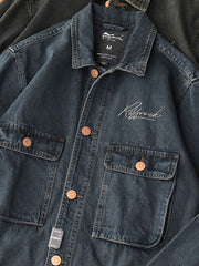 製品画像: アメリカンレトロ風 ルーズフィット ウォッシュ加工デニムワークジャケット 正面、ヴィンテージ感のあるデザイン
詳細画像: 背面の刺繍と銅色ボタンのディテール、クラシックなアクセント